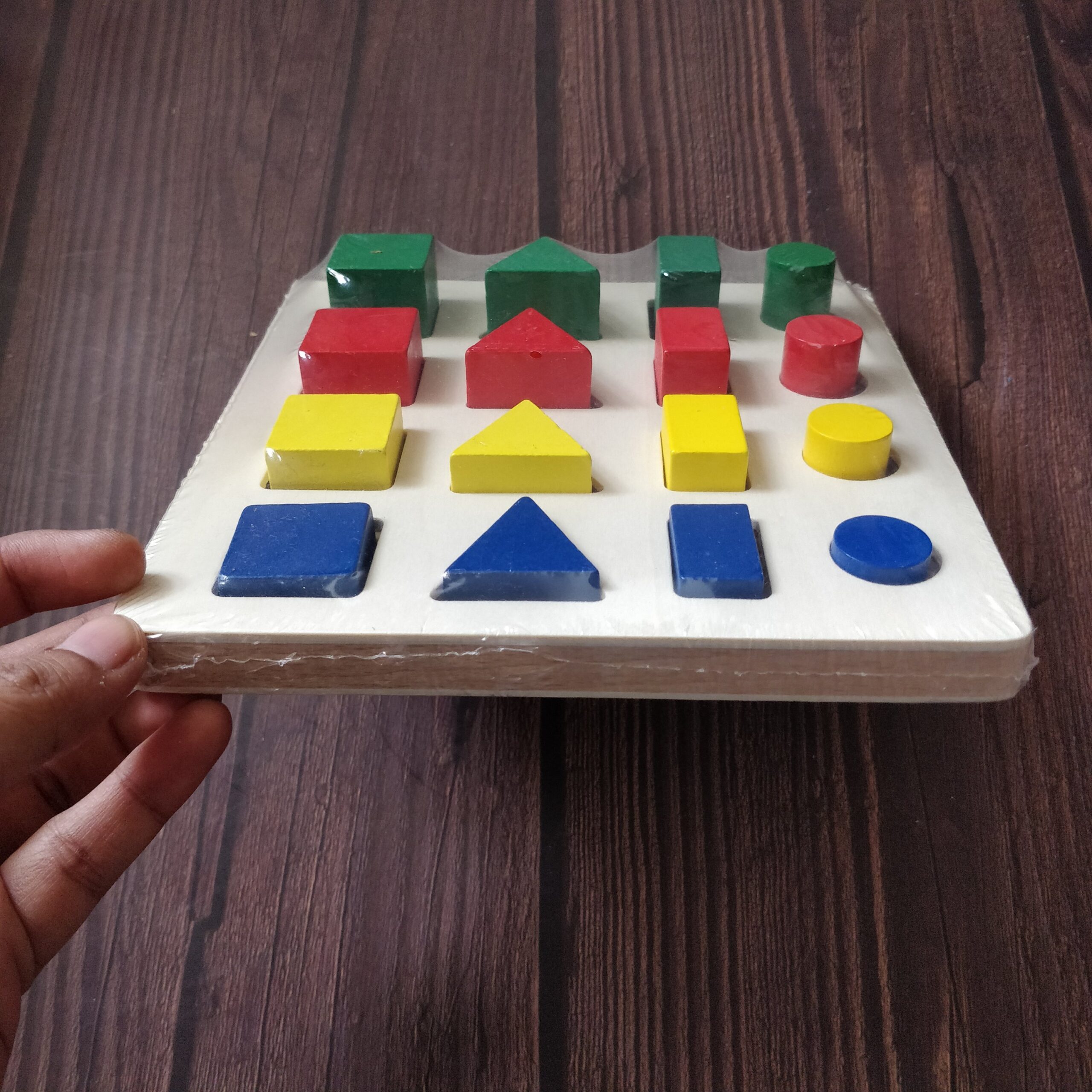 16 hole geometric shape sorter - Image 2